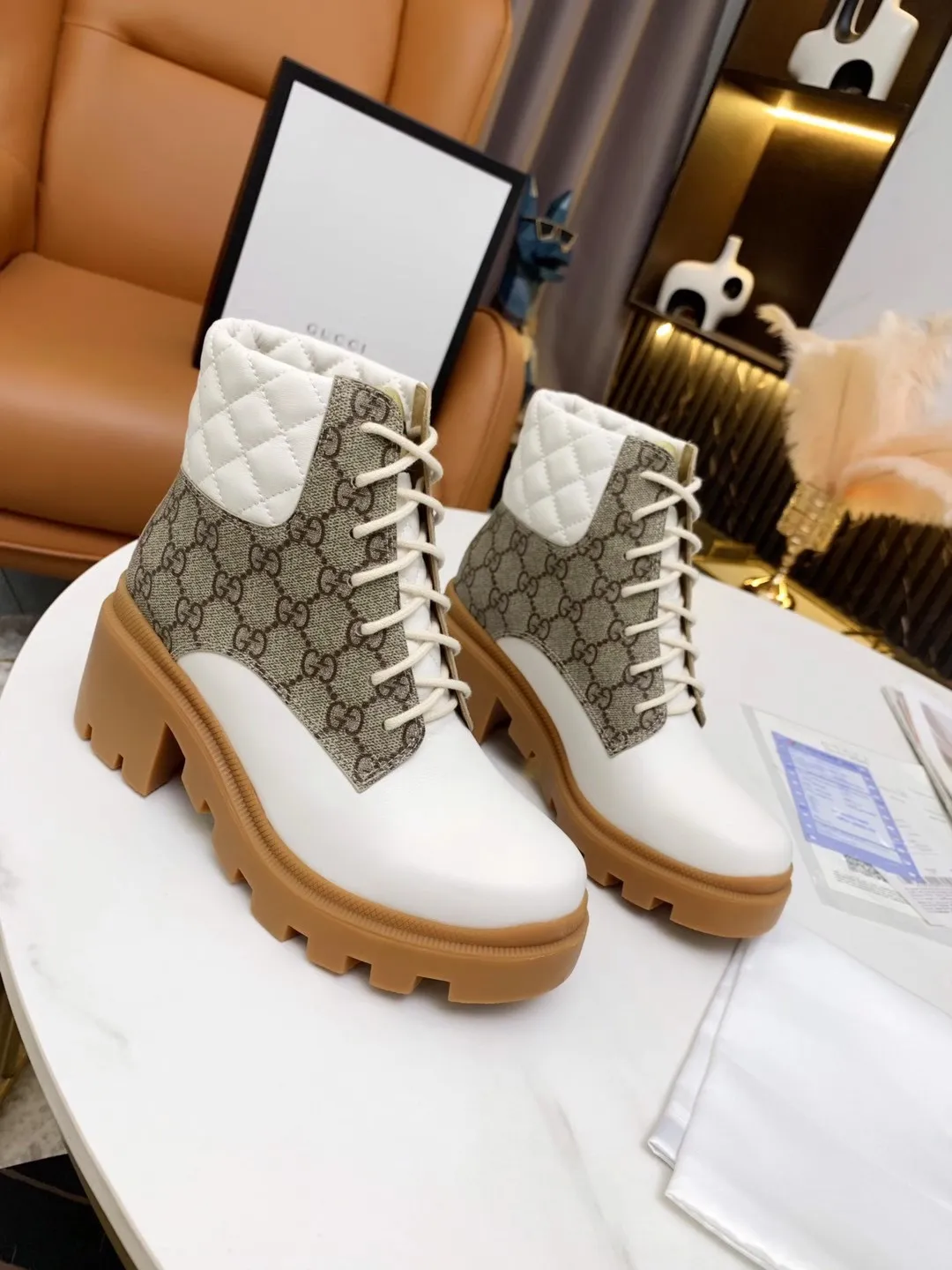 👟👟Ex-factory price 560👟👟 (Electric embroidery on the shoe collar ➕ Oil edge on the upper) The new version of Gucci GUCCI is on sale...🔥 It has a retro British style and is decorated with a LOGO cloth label on the front. Heel height: 6cm Fabric: Imported cowhide, open edge beads, lining/foot pads: upgraded cowhide 🐂 Color: black white open edge beads Code number: 34-40. 34 and 41 42 need to be customized Packaging: Comes with card and cloth bag.